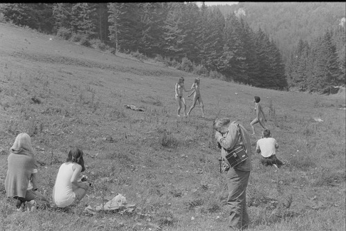 Čičmany. Akt-Pleinair 1980. Eva Mahn und Roger Rössing beim Fotografieren |Rössing, Renate (Fotograf