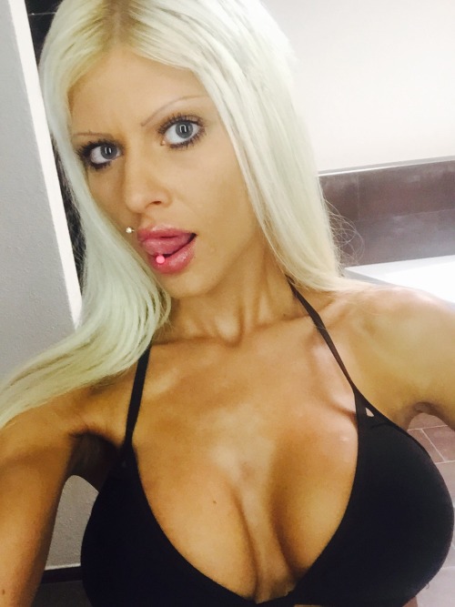 hustlerbarbie:  johnny-fuckin-utah:  I need moar of this gorgeous creature!@hustlerbarbie