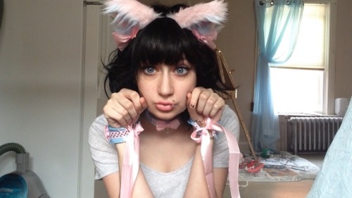 theleftnutofsquidward:  KITTENSPLAYPEN REVIEW - ears, collar, cuffs, tail ^-^ ~~ I’ll be making a little picture guide for tying the cuffs/ribbon ties in general in a separate post. These will be really long and I’m in mobile, so I can’t include