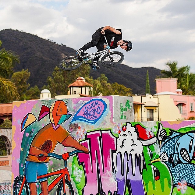 Via @paniagua_dave: Skatepark en el malecón de Ajijíc Jalisco #ajijic #jalisco #skatepark #bike #bicicleta #bicycle #artstreet #streetart #graffiti #misviajesmexicodesconocido #viajeroexpertomd #bmx #jump #salto