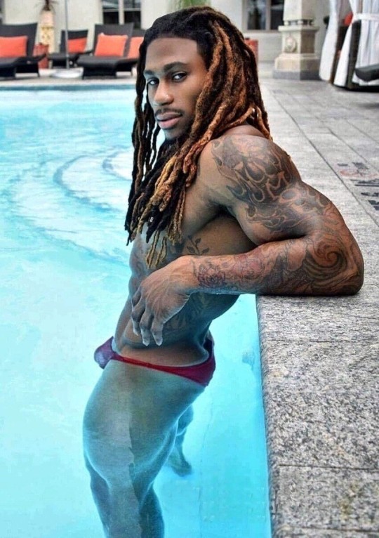 heetizmmyami:  Dam mmm sexy as hell