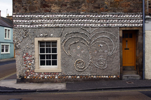 Shell wall, Anstruther by us on Flickr.