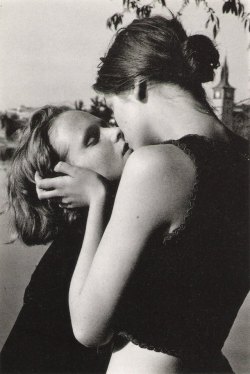 fernsandmoss: Stéphane Coutelle. “Ana et Lenka s'embrassent”, Prague, juin 1990.