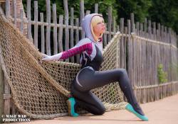   Spider Gwen cosplay shot at ColossalCon