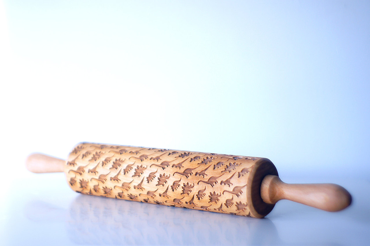 dysanic:  phantomxfamily:  fuckyeahdinoart:  Dinosaur pattern rolling pin  I didn’t