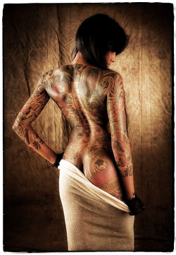 coupled27:  Exquisite Japanese tattoo, perfectly matching her shape and skin tone.