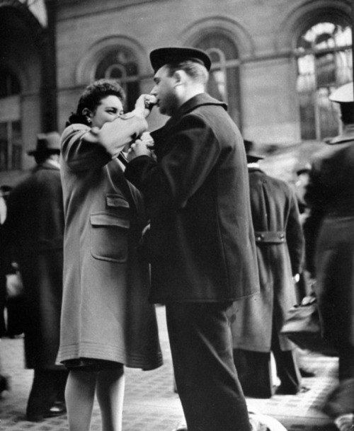 lamour-amore:  Alfred Eisenstaedt - Farewell to departing troops at New York’s Penn Station, April 1943. 