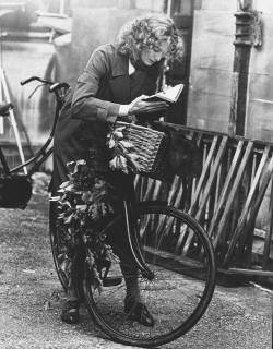 simbd:  Vanessa Redgrave reading on the set