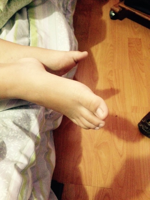 latinloveanddesire: For feet lovers..