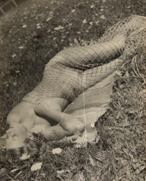 thinkingimages: Man Ray. Lee Miller allongée dans l’herbe, le corps recouvert d’un filet de pêche. v