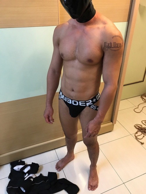 mackwang1234: UA緊身衣 雙繩簡單綁 這次賣一下肉肉 2 好久好久沒發文了啊！ 這幾天來讓這裡暖一下吧 哈哈 英國著實是有點冷…
