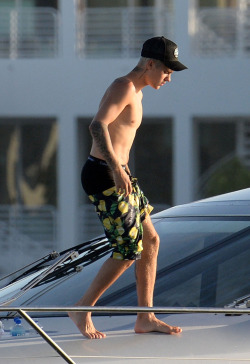 barefootnfamous:  Justin Bieber (source; @dreamguys)