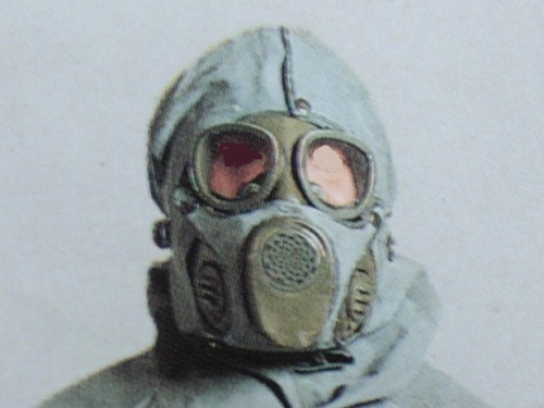 gas-masks-official: Two photos of the rare Japanese Type 3, which we know very little about. Apparently it was an experiment at copying the US M17, although it came out looking more like a Czech M10.