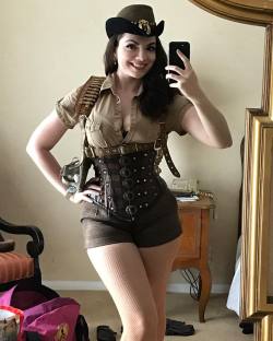 mssarahhunter:  I’m here at @gaslightcon! Come hang with me @babytattoo before my shows (10pm &amp; 12am) tonight at Exposé! #mirrorselfie #steampunk #gaslightgathering #gaslightcon #sandiego #penthousemodel #sarahhunter (at Gaslight Gathering Steampunk