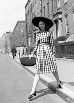historicalfashion:  Street style, circa 1940s 