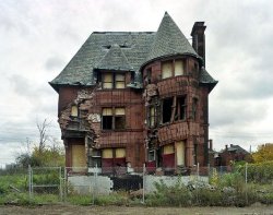 tom-de-fun:  coleoftheforest:  William Livingstone House. Detroit, MI. 2012. Ph. Unknown. The uninhabited wasteland of Detroit now comprises a land mass greater than that of the city of San Francisco.   San Francisco is a pretty small city, only 49 square