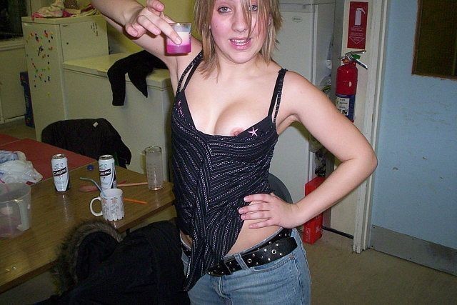 More nip slips and pussy slips pics at http://pussyslip.tumblr.com/