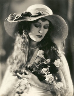  Dolores Costello 