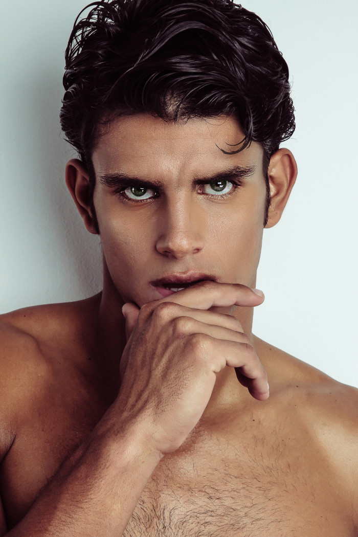 prazermasculino:  (via Artur Medeiros, o pedreiro gato, sensualiza em seu primeiro