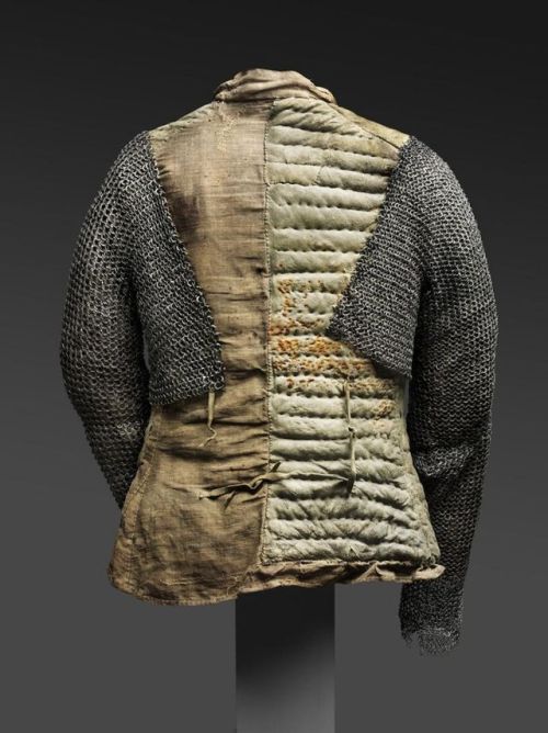 petermorwood: victoriansword: elsegno: alchemicalseraph: elsegno: hunlarpfag: elsegno: Arming jacket