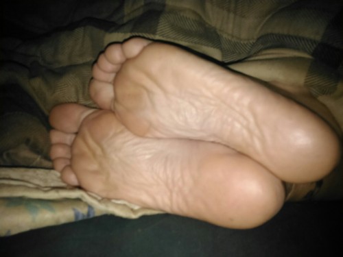 Enjoy these sexy feet. 