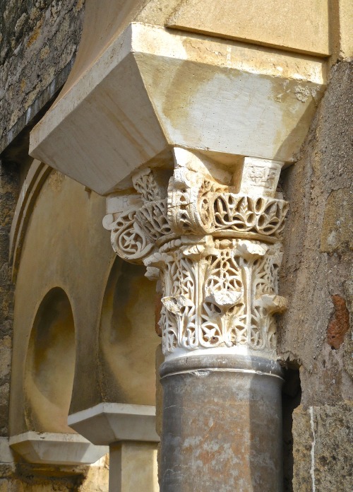 Capital, columna y arcos moriscos, Medina Azahara, Córdoba, 2016.