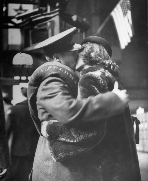 superbestiario:True Romance: The Heartache of Wartime Farewells, April 1943 by Alfred Eisenstaedt at