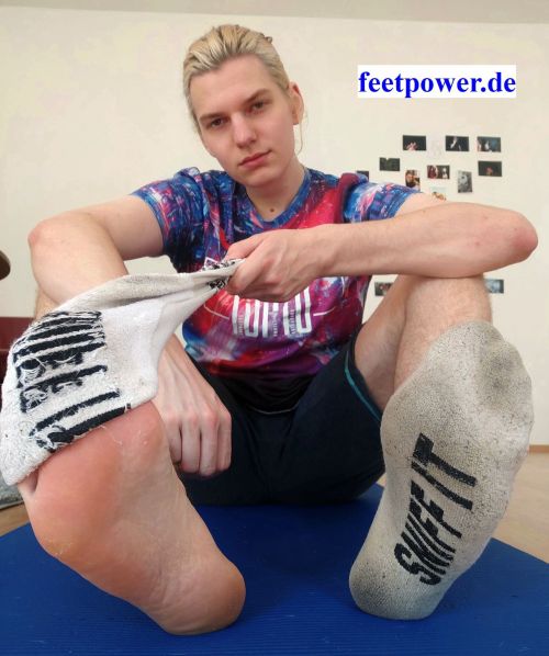 feetpromoter:  The 20 yo #germanmaster and #footprince #masterjohnand his hot #malefeet 200 photos and 2 videos (6mins) of this #footmasteron #feetpower http://www.feetpower.de/