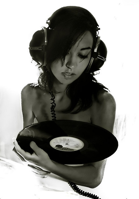 sounddishes:  The record Girl (Source: Alexander Kokkinos) 