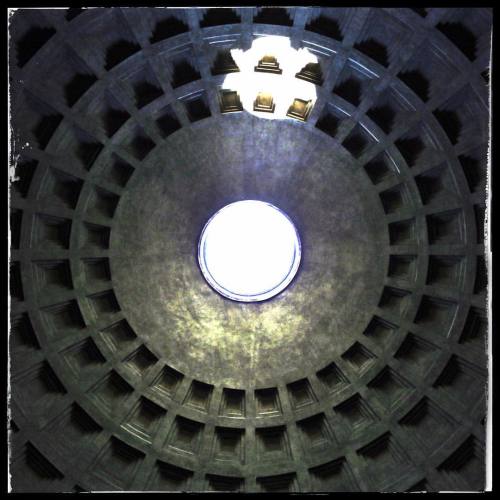 Looks like I have a camera again. #roma #rome #panteon #simmetry #architecture (presso Pantheon)