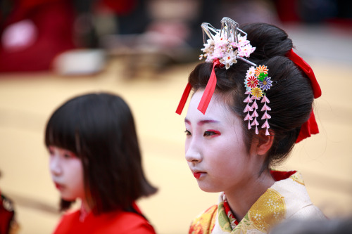 Aoi taiyu dancing + her girl attendants, by PradoOn the first 2 pictures, you can clearly see how in