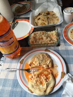 cafe-con-lizz:  Can’t get any more Salvadorian than this - stolen pollo campero plates, pupusas, and cola champagne