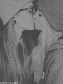 Lipstick-Lesbian:  ♀♡♀