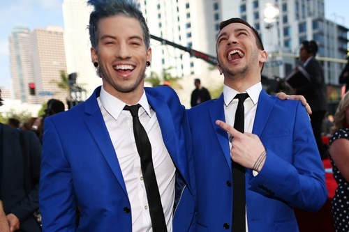 joshdunisjoshfunblr:Twenty one pilots in suits appreciation post