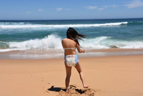dipsandlife:  Diapers and sports: Part 5Diapers and swimmingThis topic has already been themed similarly in a previous post some time ago. Wearing diapers openly at the beach or when visiting a swimming pool is probably the most challenging thing your