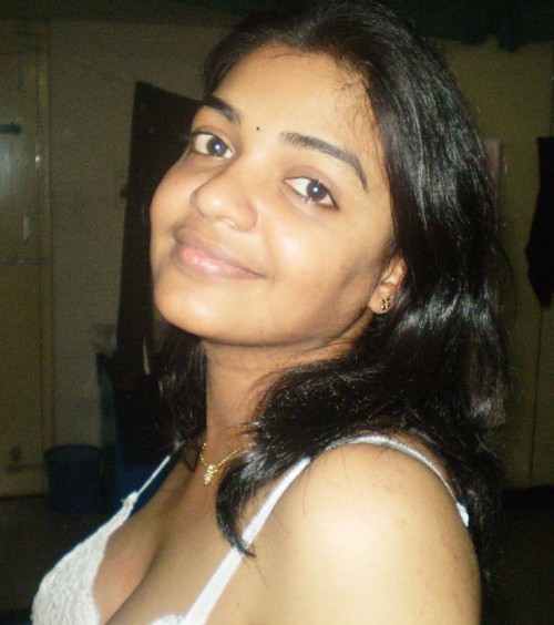 sexybddeshigirls:  Desi Hot Aunty in Bra