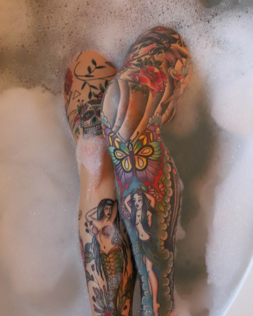 tattooedlegs:Tattooed Legs in TubCarrie Caprihttps://tapmybio.com/carriecapriMermaid tattoo, Hula Gi