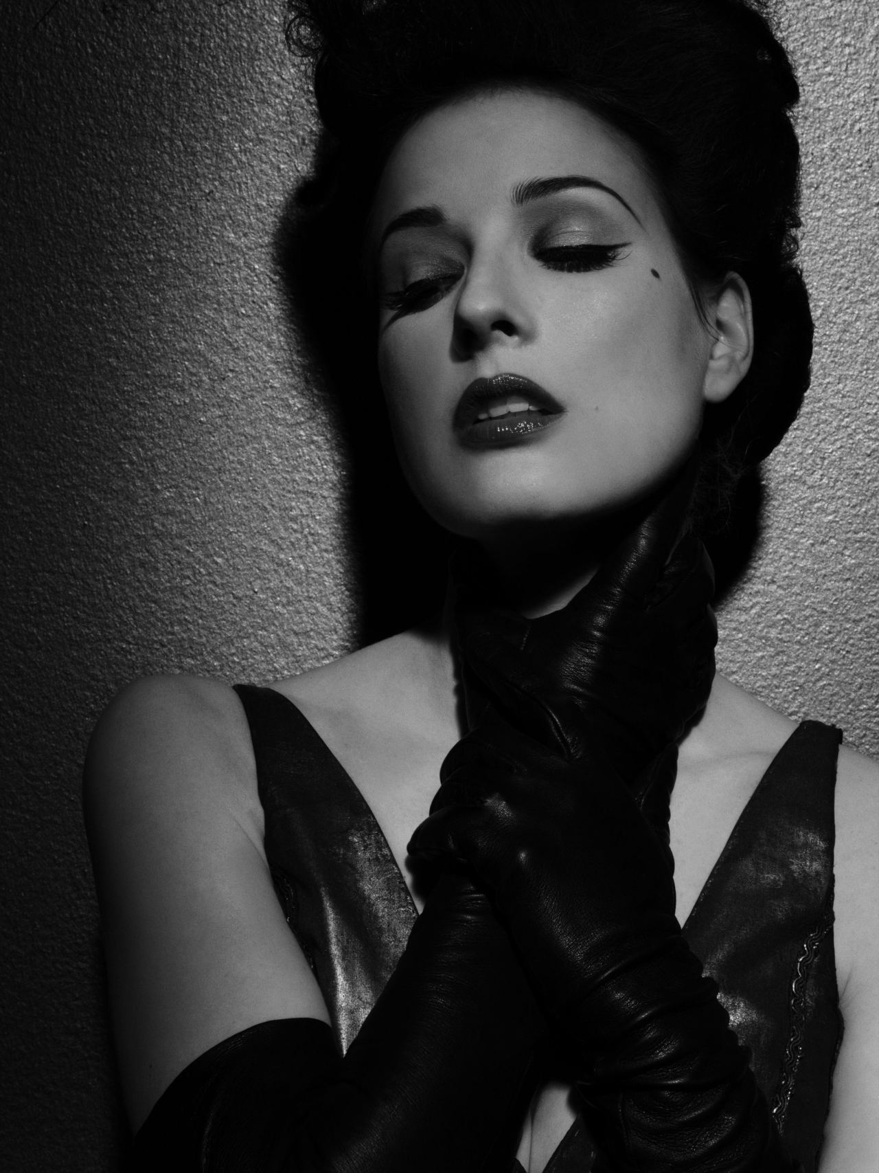 fictionalnotfactual:  Scarlett Johansson and Dita Von Teese - Flaunt USA October