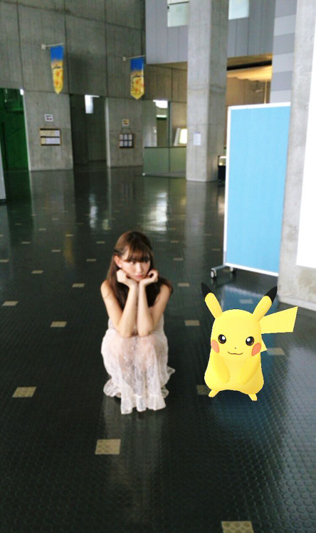namiyorirobinha: 小嶋 陽菜 ‏@kojiharunyan 20160801　10：34撮影中にピカチュウいた #美人百花