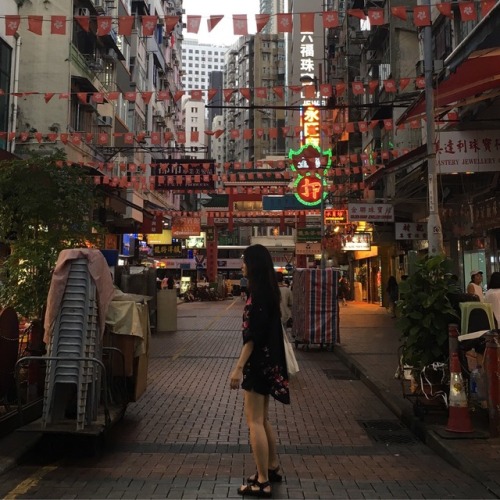 scarlet-lotus:덥고 습해서 숨이 턱턱 막히지만 이내 곧 몸을 덮는 끈적함이 은근히 향락적인 홍콩.