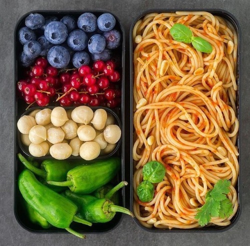 veganfoody:Blueberries, red currants, raw macadamia nuts, pimientos and spelt spaghetti with red bel