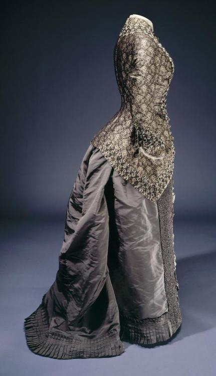 history-of-fashion: 1872-1882 Dress: bodice and skirt by unknown (Palais Galliera, musée de l