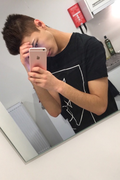 howy-blog:  ehuro:  🖖🏼   i want this shirt. can anyone link me? <3