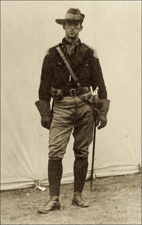 victoriansword:Walter Rendell in the Legion of the Frontiersmen Uniform, 1914Regiment # 0-5. Note th