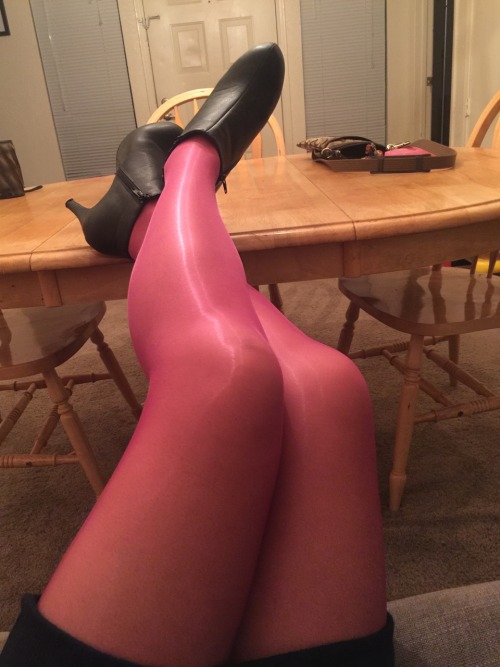 filipinafootgoddess:Been neglecting my fans here lately. My apologies.