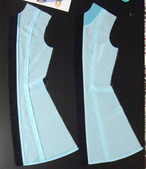 Getting the lining/facing pieces of the Ordinal Scale dress togetherThe lining pieces have the same 