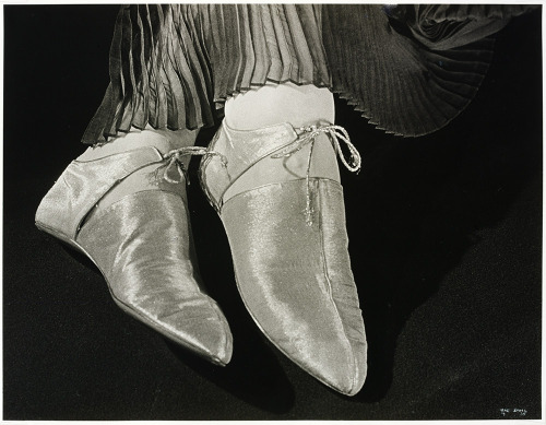 Gold lamé shoes for Harpers Bazaar, 1935 Ilse Bing