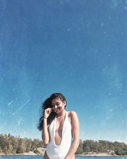 nakedly:Me trying to enjoy the 20 degree weather lmao // instagram @annikabansal