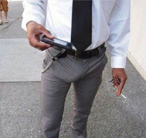 “Dentro i pantaloni”A proposito di erezioni evidenti! Se per strada vedo ad uno così io lo fermo!