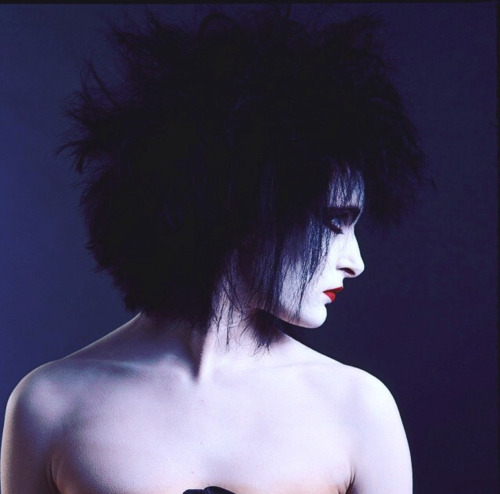 sssaturaaa: susan-is-a-lesbian: Siouxsie during Through The Looking Glass photosession (1987) Ri